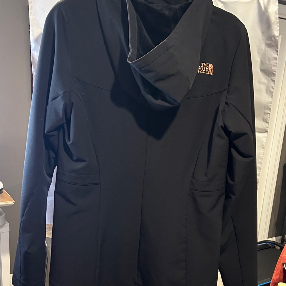 The North Face Women’s Windwall Black Hooded Softshell Jacket Gold logo - Picture 10 of 13